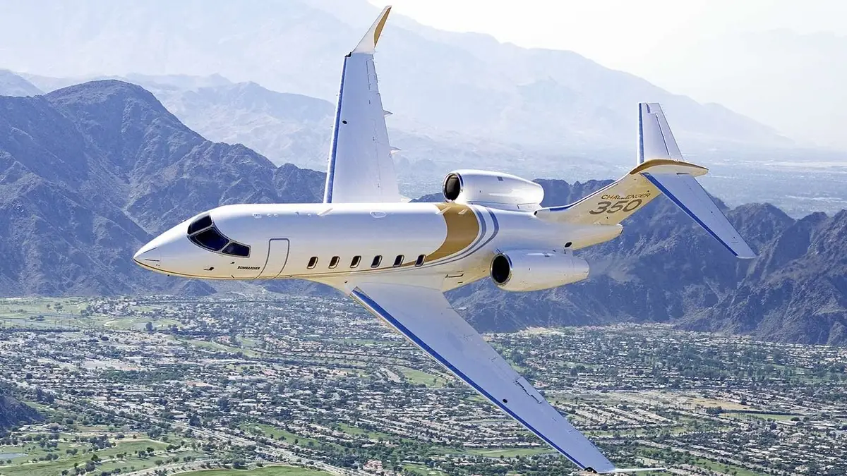 Bombardier Challenger 350 in flight